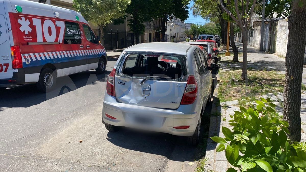 Una ambulancia del 107 atendió a la conductora del auto salió del habitáculo ilesa.