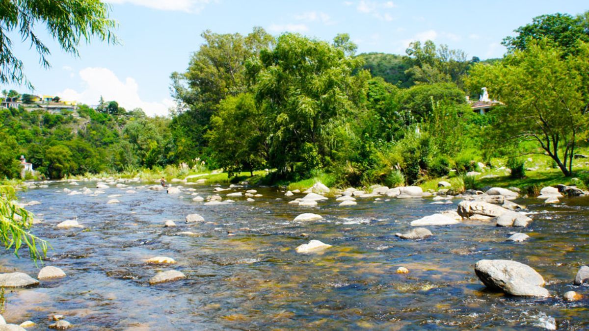 Uno de los puntos de interés cercanos a la localidad es Villa Los Aromos, un llamativo destino con historia y paisajes únicos. Uno de los puntos de interés cercanos a la localidad es Villa Los Aromos, un llamativo destino con historia y paisajes únicos.