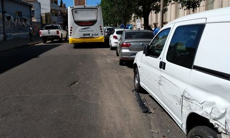 un colectivo con desperfectos mecanicos choco dos autos un colectivo con desperfectos mecanicos choco dos autos