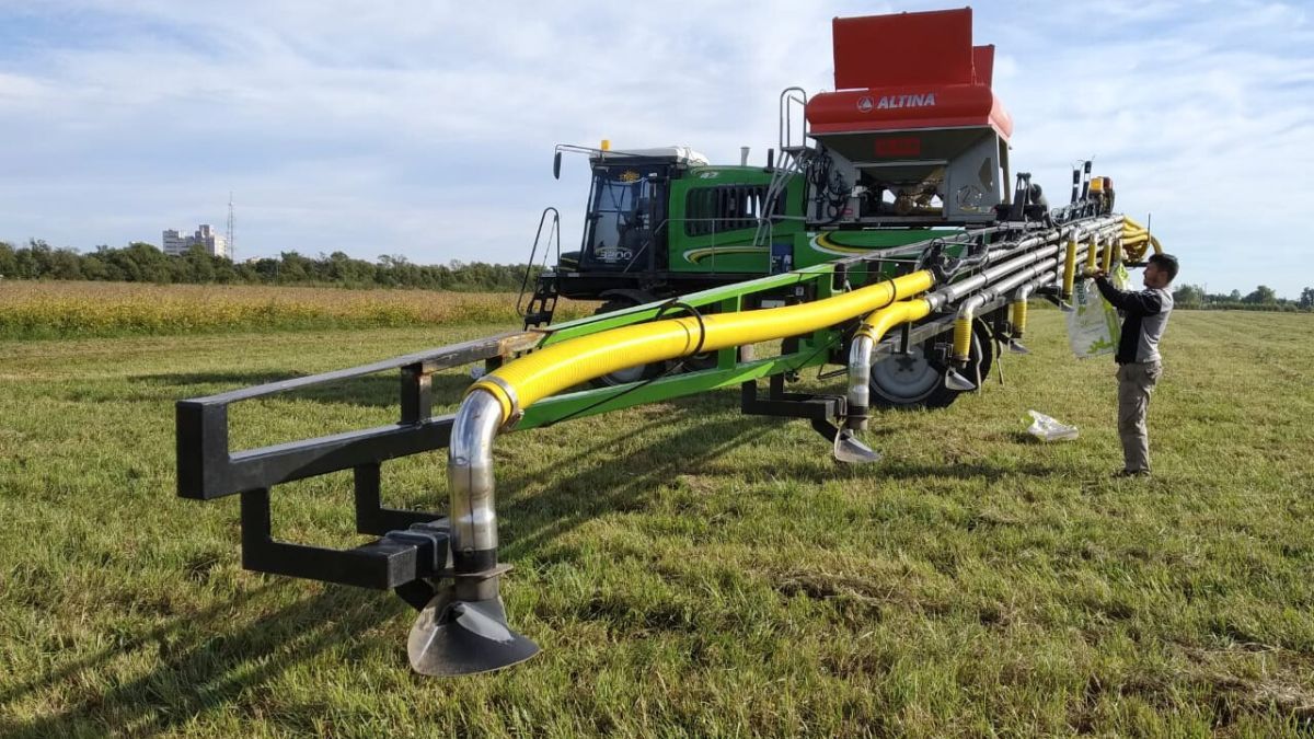 Además de los drones, incorporaron el sistema neumático de aplicación de fertilizantes y semillas denominado Altina, que se destaca por su precisión y uniformidad.