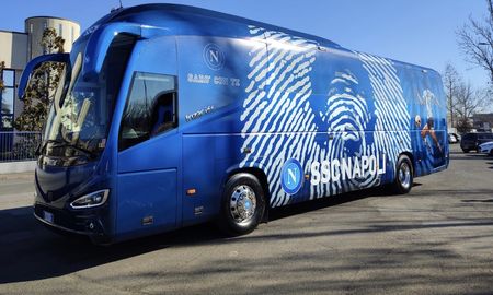 Inspirado en Diego Armando Maradona, la Società Sportiva Calcio Napoli presentó el nuevo colectivo con el que viajará el plantel.