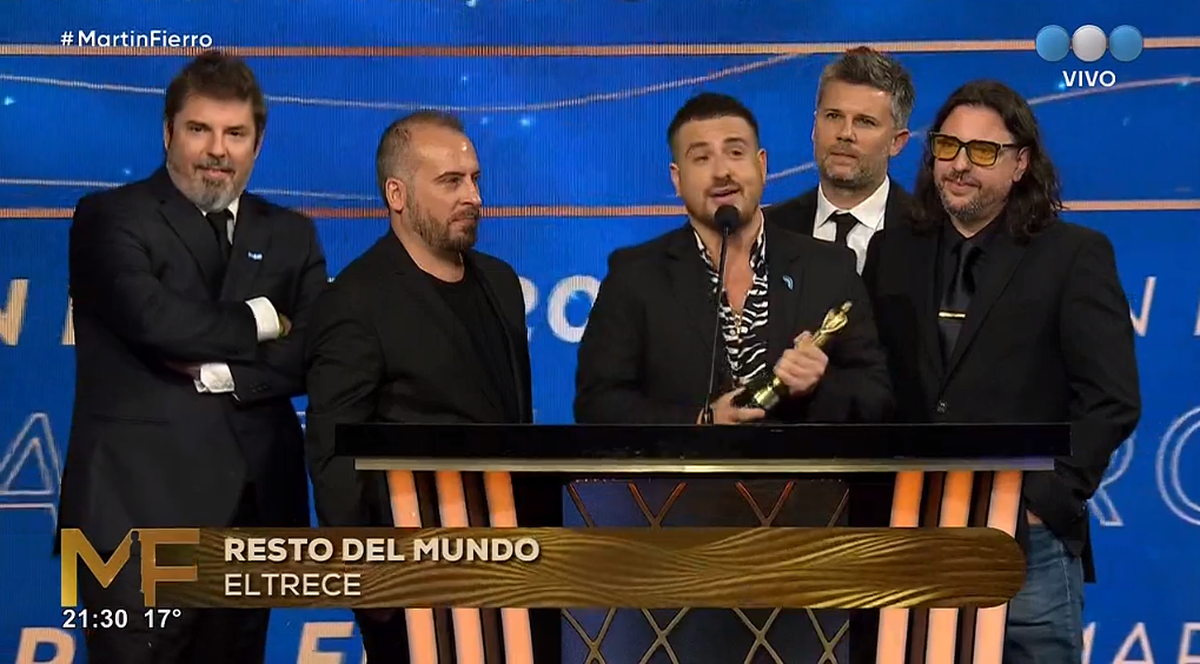 Fede Bal recibió el tercer Martín Fierro de la noche.