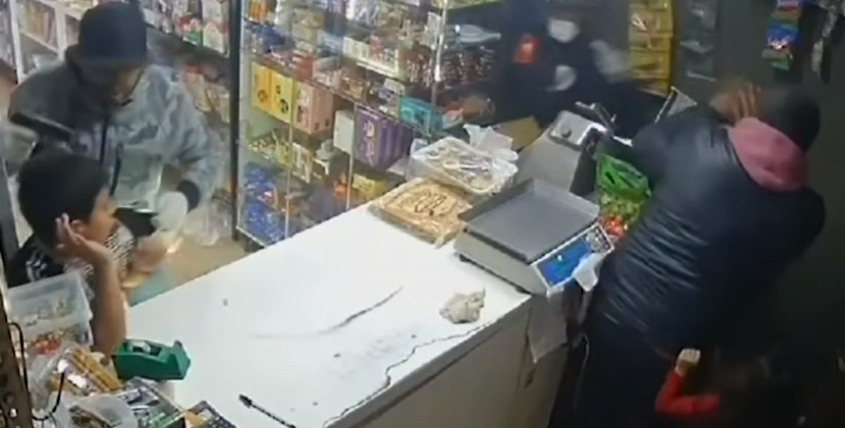 El dueño de una despensa tuvo que presenciar cómo los ladrones abusaron de las mujeres.