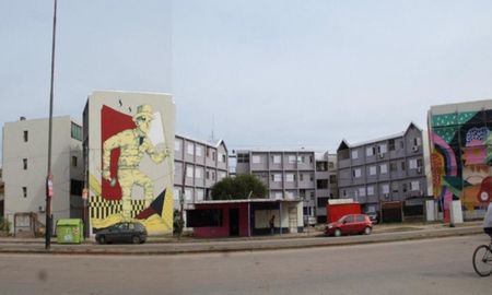 Los vecinos relataron que las víctimas estaban apoyadas contra una pared, cuando dos jóvenes los atacaron a balazos. Los vecinos relataron que las víctimas estaban apoyadas contra una pared, cuando dos jóvenes los atacaron a balazos.