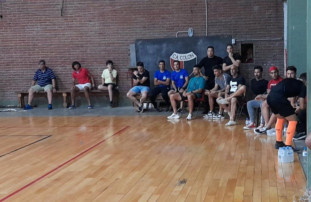 Eduardo Domínguez y jugadores del plantel profesional de Colón viendo la final del futsal.
