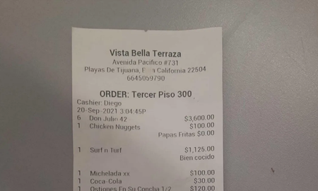 Dos turistas quedaron asombrados con el detalle de un ticket en un restaurante