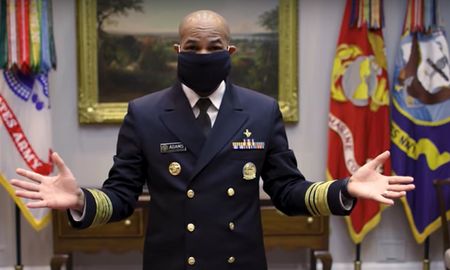 Jerome Adams, el cirujano general de los Estados Unidos, enseña cómo hacer un barbijo casero en menos de un minuto. Jerome Adams, el cirujano general de los Estados Unidos, enseña cómo hacer un barbijo casero en menos de un minuto.