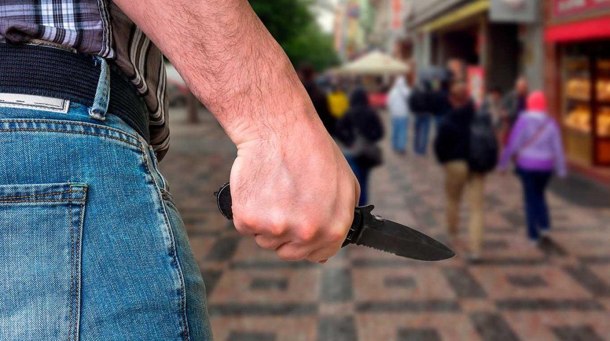 Apuñalan diferentes partes del cuerpo para ganar puntos en un enfermizo desafío: “Tally Up”