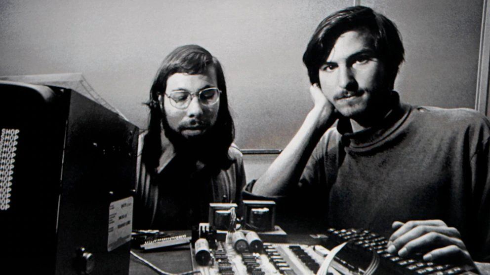 En un garage californiano, en abril de 1976, Jobs fundó la compañía junto a su amigo Steve Wozniak.