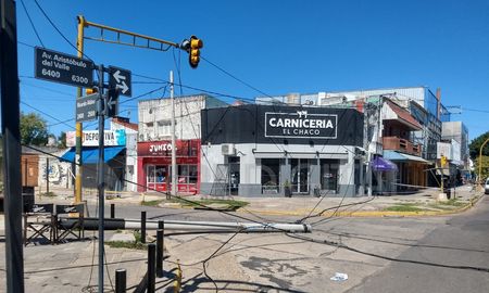 Un camionero arrastró cables y desplomó una columna de cemento Un camionero arrastró cables y desplomó una columna de cemento