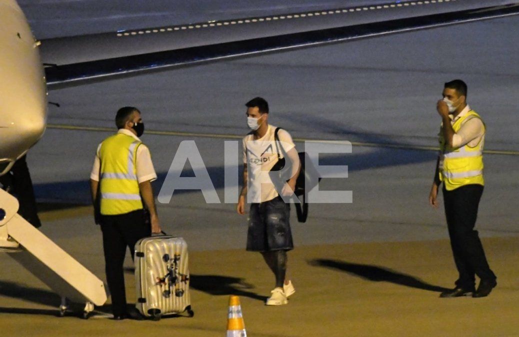 Lionel Messi viajó de regreso a Barcelona para integrarse al plantel profesional y terminar de recuperarse de una lesión en uno de sus tobillos.