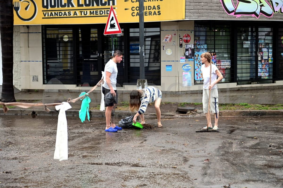 La tormenta en Santa Fe anegó varias calles. La tormenta en Santa Fe anegó varias calles.