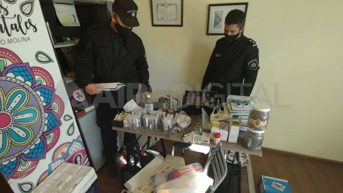 Policías de la Comisaría Cuarta irrumpieron en el domicilio y encontraron elementos vinculados a la kinesiología.