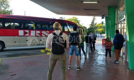 Los colectivos que trasladan personas desde Santa Fe a Paraná, volvieron a funcionar. Los colectivos que trasladan personas desde Santa Fe a Paraná, volvieron a funcionar.