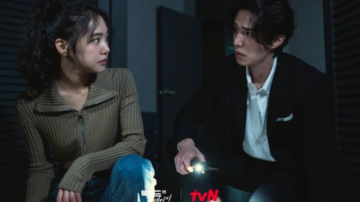 "El malo y el loco" está protagonizada por Lee Dong Wook, Wi Ha Joon, Han Ji-eun y Cha Hak Yeon. "El malo y el loco" está protagonizada por Lee Dong Wook, Wi Ha Joon, Han Ji-eun y Cha Hak Yeon.