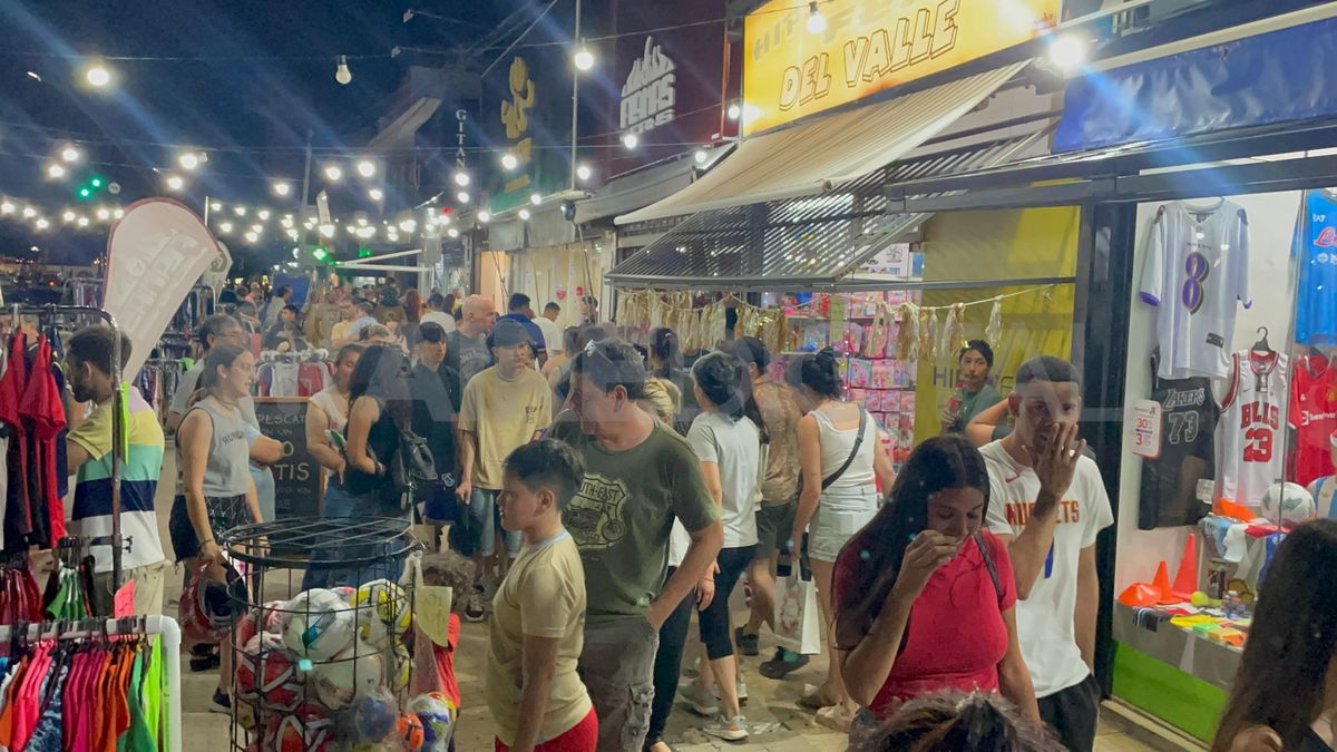 Una gran cantidad de gente se acercó durante el domingo por La noche de las compras en Aristóbulo del Valle