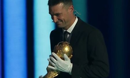 Así fue el momento en que Lionel Scaloni entregó la Copa del Mundo en el sorteo en Estados Unidos. Así fue el momento en que Lionel Scaloni entregó la Copa del Mundo en el sorteo en Estados Unidos.