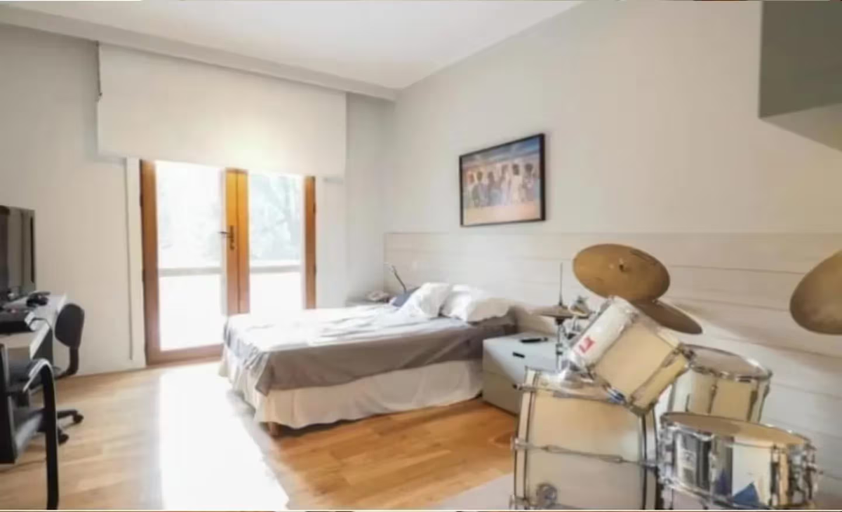 La mansión tiene su propio estudio de grabación. La mansión tiene su propio estudio de grabación.