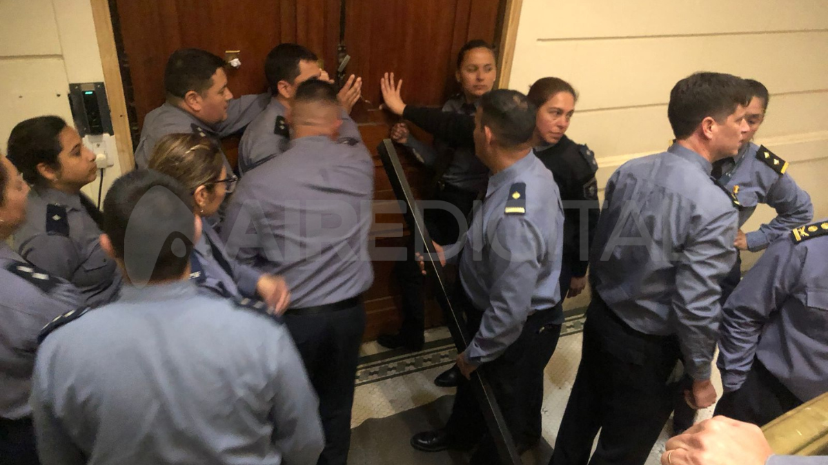 Tensión entre la policía y los trabajadores en el debate de la reforma jubilatoria.&nbsp;