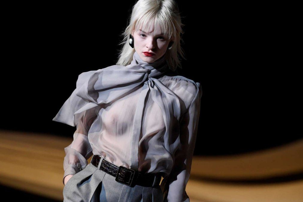 Pezones al descubierto en un desfile de Saint Laurent. 