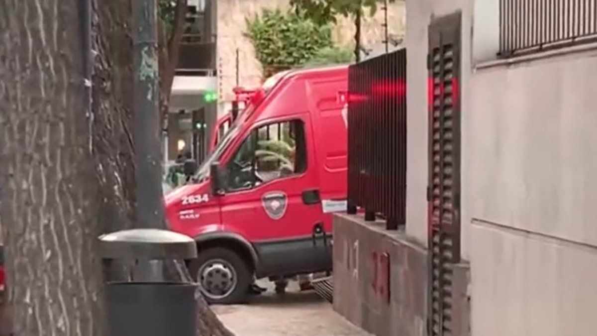 Personal del Same en la puerta del edificio donde murió Gustavo Martínez.