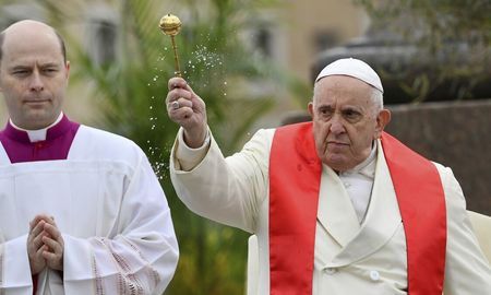 Francisco inició la Semana Santa con la misa del Domingo de Ramos, tras su internación. Francisco inició la Semana Santa con la misa del Domingo de Ramos, tras su internación.