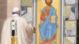 El papa Francisco celebró la misa de Pascua ante los fieles en el Vaticano El papa Francisco celebró la misa de Pascua ante los fieles en el Vaticano