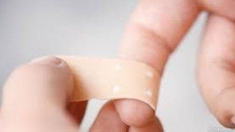 Un japonés descubrió la mejor forma de usar las curitas