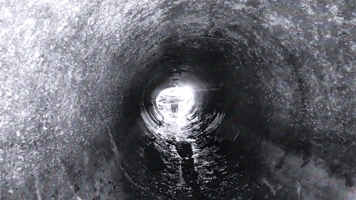 Imagen del interior de la cloaca máxima de Santa Fe tomada en 2015, cuando fue necesario realizar reparaciones. Como se observa, el sector del caño por donde circulan los líquidos se encontraba en buenas condiciones, mientras que el área superior de la tubería ya mostraba los efectos dañinos de los gases sobre el hormigón.