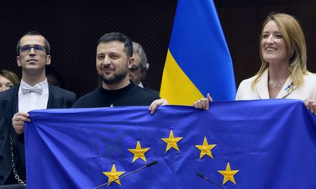 Zelenski prometió que una Ucrania victoriosa se incorporaría a la UE. Zelenski prometió que una Ucrania victoriosa se incorporaría a la UE.