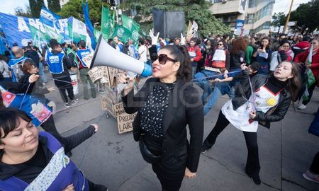 El paro docente se hizo sentir en las calles de Santa Fe. El paro docente se hizo sentir en las calles de Santa Fe.