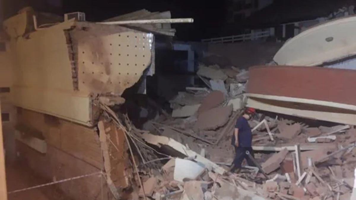 El dramático derrumbe del edificio de 10 pisos de la ciudad de Villa Gesel. El dramático derrumbe del edificio de 10 pisos de la ciudad de Villa Gesel.