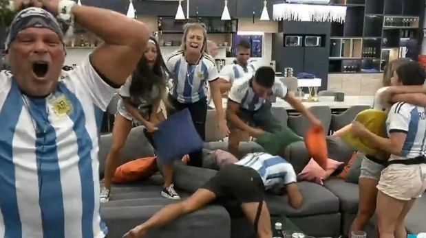 Los participantes verán el debut de la Selección pero una baja de último momento complica la transmisión.