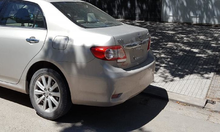 Dejó el auto en la puerta de un garage y la venganza de un vecino se volvió viral: Al que estacione, huevazo Dejó el auto en la puerta de un garage y la venganza de un vecino se volvió viral: Al que estacione, huevazo
