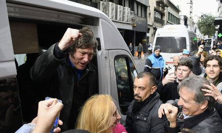En el búnker de Javier Milei celebran una buena elección. En el búnker de Javier Milei celebran una buena elección.