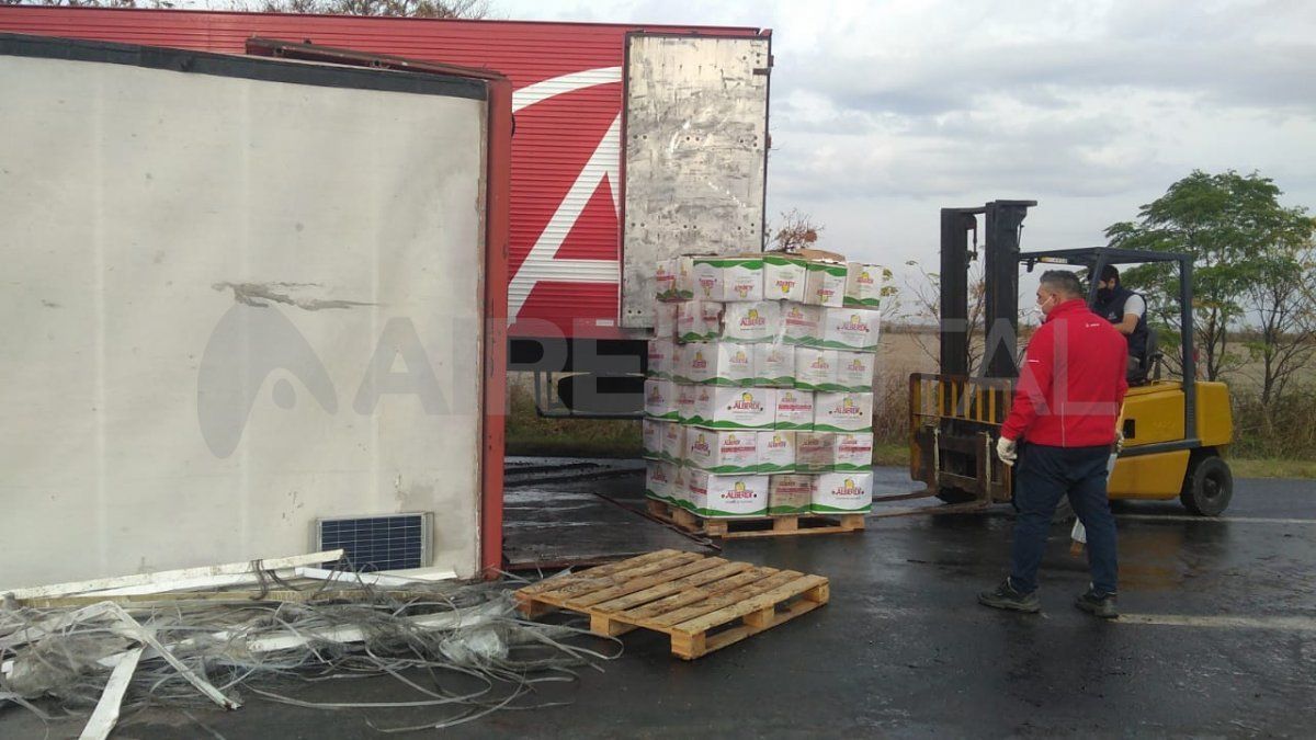 Durante la mañana se realiza el traspaso de la mercadería que se  pudo salvar