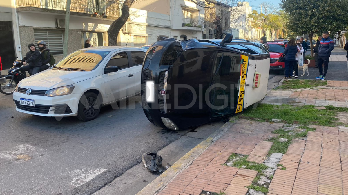 Volcó un taxi en Francia y Salvador Caputto que llevaba una pasajera.&nbsp;