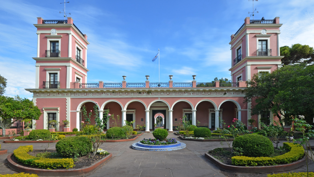 El Palacio San José, es un lugar lleno de relevancia histórica que hoy funciona como el Museo Nacional Justo José de Urquiza. El Palacio San José, es un lugar lleno de relevancia histórica que hoy funciona como el Museo Nacional Justo José de Urquiza.
