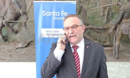El ministro de Seguridad, Jorge Lagna, se reunirá con el fiscal general de Santa Fe, Jorge Baclini, para llevarle pruebas de los disturbios ocurridos en el partido. El ministro de Seguridad, Jorge Lagna, se reunirá con el fiscal general de Santa Fe, Jorge Baclini, para llevarle pruebas de los disturbios ocurridos en el partido.