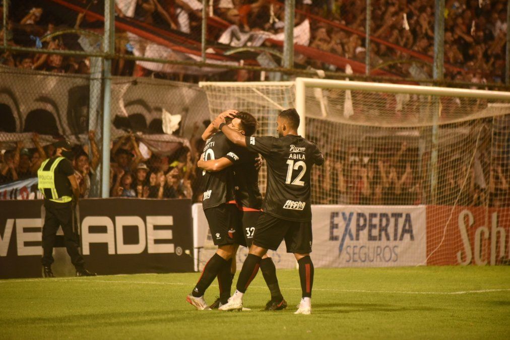 Ramón Ábila y Santiago Pierotti anotaron los goles del triunfo de Colón ante Sportivo Peñarol.