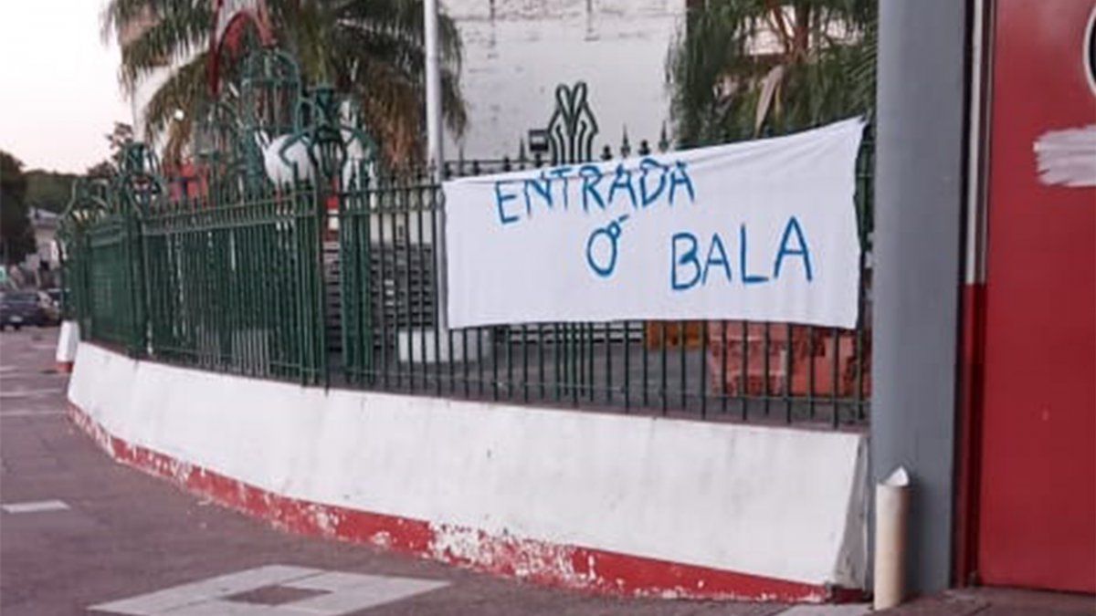 Colgaron una bandera con una amenaza dirigida a la dirigencia del Club Atlético Unión. Se traría de otro episodio relacionado a la interna de la barrabrava.