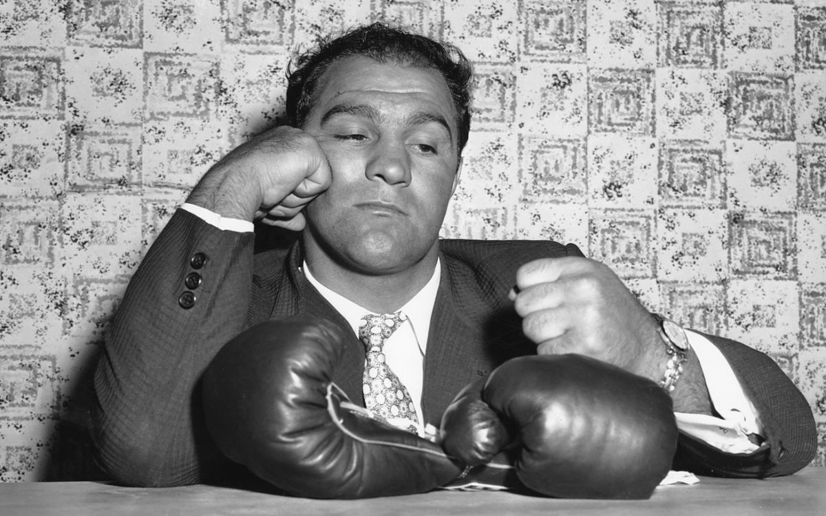 El 27 de abril de 1956, Marciano anunció su retiro del boxeo profesional en una conferencia de prensa que brindó en Nueva York. Tenía 32 años, y nunca volvería a pelear.