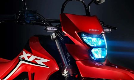 La Honda Tornado XR300L dispone de iluminación LED completa. La Honda Tornado XR300L dispone de iluminación LED completa.