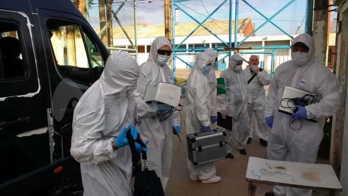 Los peritos de la Agencia de Investigación Criminal en pleno trabajo de levantamiento de pruebas