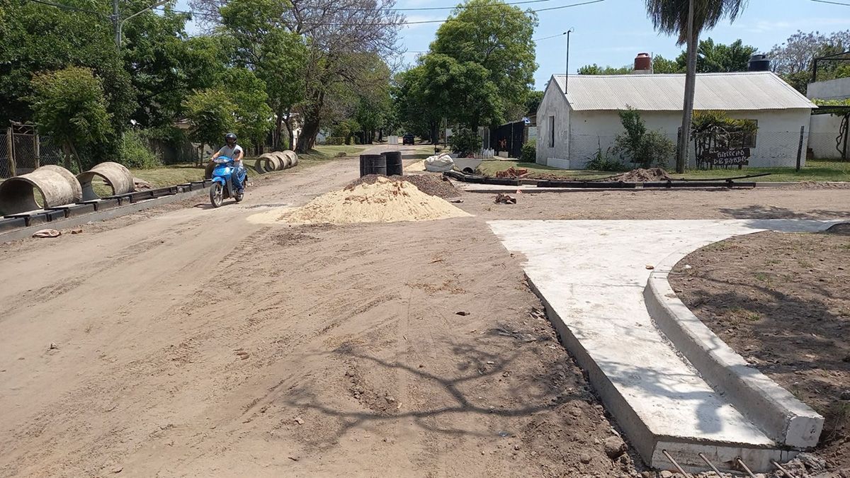 La Municipalidad de Romang ejecuta los trabajos finales de la segunda etapa que incluye cordones cuneta, desagües pluviales, relleno y refulado de suelo para la recuperación de tres hectáreas que eran inundables.