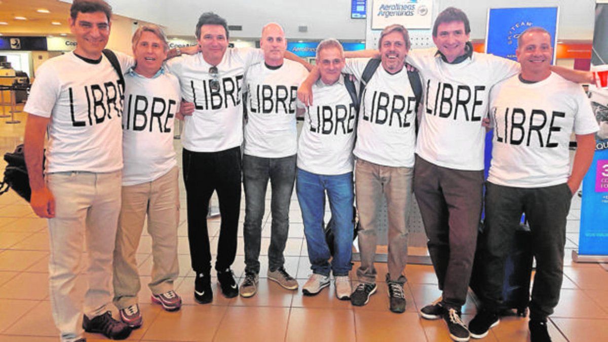 La última foto de los ocho amigos rosarinos en el aeropuerto, antes de partir hacia los Estados Unidos.