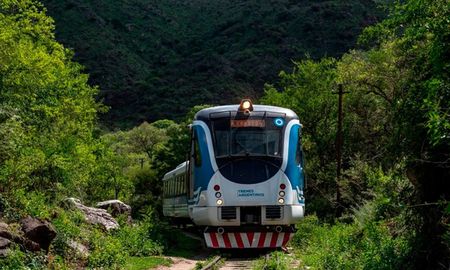 El Tren de las Sierras ofrece un recorrido pintoresco entre montañas, bosques y ríos. El Tren de las Sierras ofrece un recorrido pintoresco entre montañas, bosques y ríos.