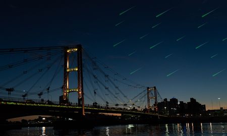 Imagen ilustrativa del Puente Colgante de Santa Fe, que simula una lluvia de estrellas verdosas. Imagen ilustrativa del Puente Colgante de Santa Fe, que simula una lluvia de estrellas verdosas.
