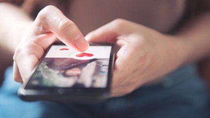 Conoció a un joven por Tinder y su papá la acompañó a su cita