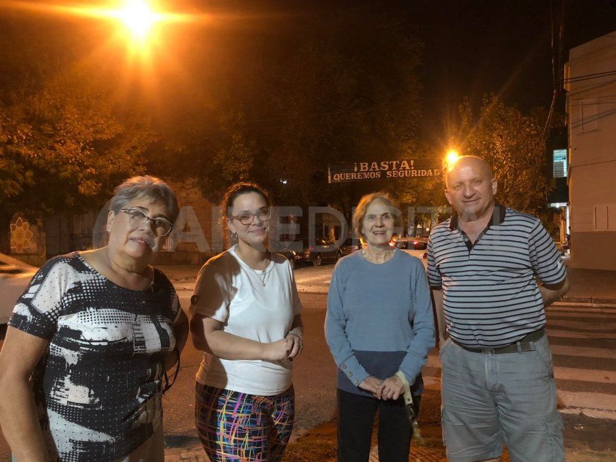 Cansados de realizar movilizaciones y no obtener resultados, vecinos autoconvocados de barrio Sur colocaron carteles y pasacalles exigiendo mayor seguridad en la zona.